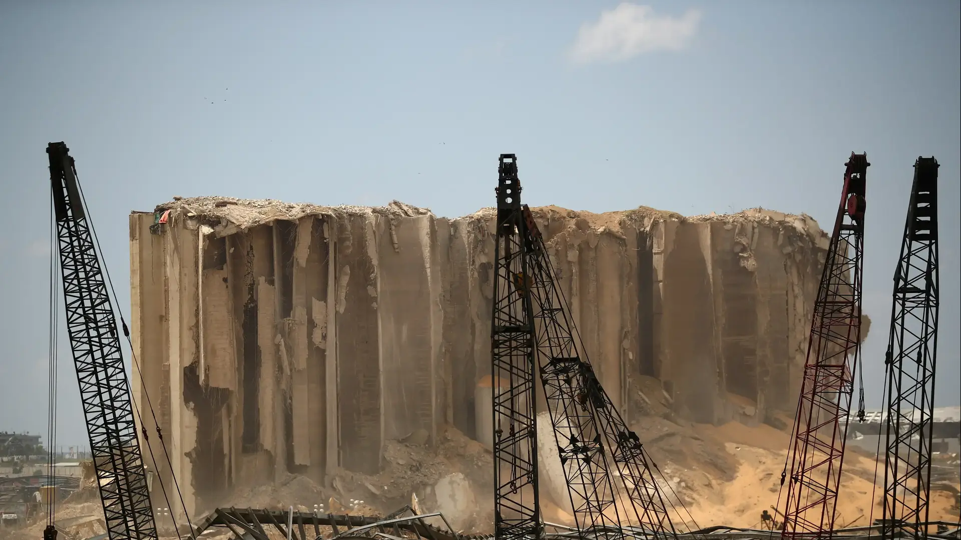 פסולת באתר הפיצוץ בנמל ביירות, לבנון, 10 באוגוסט 2020 פסולת באתר הפיצוץ בנמל ביירות, לבנון, 10 באוגוסט 2020
