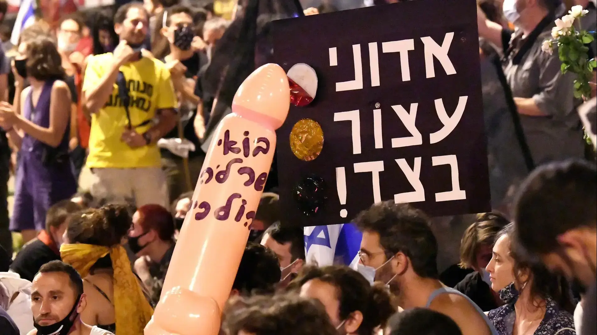 אברי מין ועליהם קריאה לאשת ראש הממשלה במהלך הפגנה בבלפור, ירושלים, 1 באוגוסט 2020 אברי מין ועליהם קריאה לאשת ראש הממשלה במהלך הפגנה בבלפור, ירושלים, 1 באוגוסט 2020