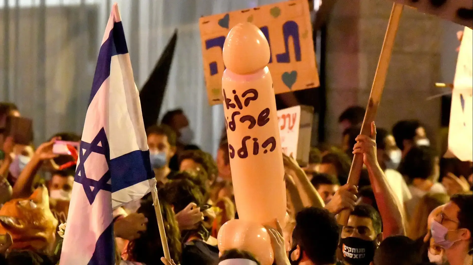 אברי מין ועליהם קריאה לאשת ראש הממשלה במהלך הפגנה בבלפור, ירושלים, 1 באוגוסט 2020 אברי מין ועליהם קריאה לאשת ראש הממשלה במהלך הפגנה בבלפור, ירושלים, 1 באוגוסט 2020