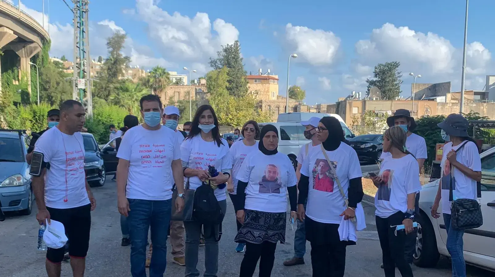 אימהות ערביות צועדות מחיפה לירושלים במחאה נגד האלימות בחברה הערבית לאחר מותו של חליל חליל, בן ה-28 שנרצח ביריות סמוך לביתו לפני חדשיים. 11 באוגוסט 2020