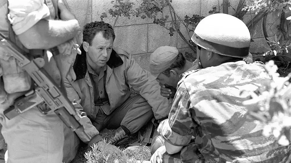 אל"מ מרדכי (מוטה) גור, מפקד חטיבת הצנחנים 55 בלחימה בירושלים. מפקדת הצנחנים יושבים במוזיאון רוקפלר
אל"מ מרדכי (מוטה) גור, מפקד חטיבת הצנחנים 55 בלחימה בירושלים. מפקדת הצנחנים יושבים במוזיאון רוקפלר