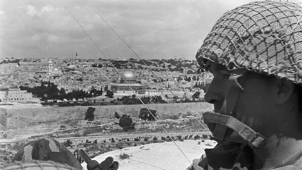 שני חיילים צופים על הר הבית
שני חיילים צופים על הר הבית