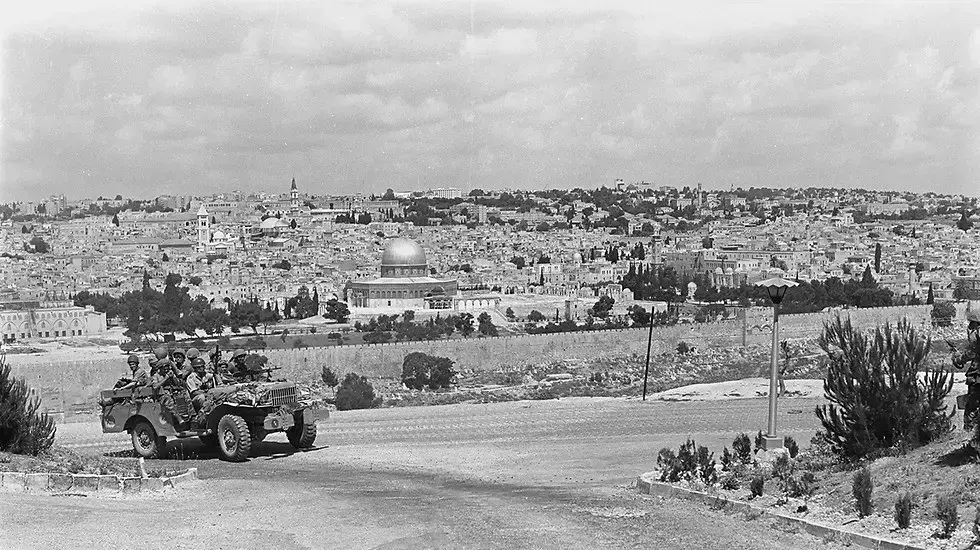 מלחמת ששת הימים. כוח צנחנים נע בירושלים, ממוזיאון רוקפלר על רכס א-טור המשקיף אל העיר העתיקה, הכותל המערבי והר הבית
