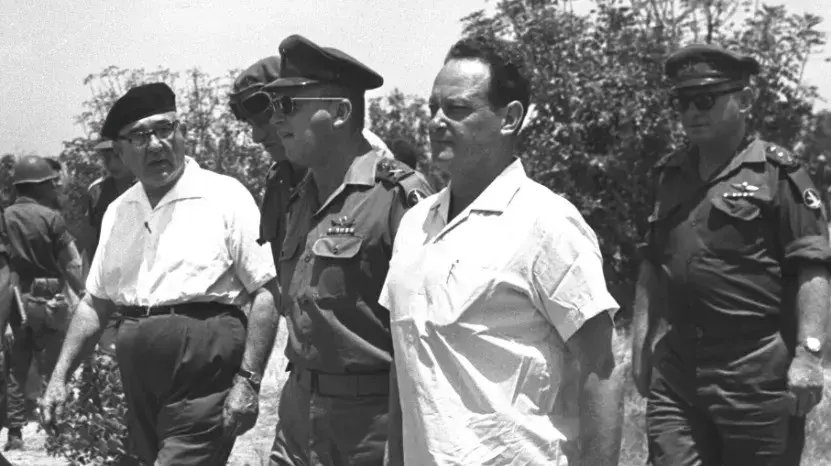מאי 1967 - מימין: דב ליאור, מזכירו הצבאי של ראש הממשלה, שר העבודה יגאל אלון, הרמטכ"ל יצחק רבין, אלוף פיקוד דרום ישעיהו גביש וראש הממשלה לוי אשכול מאי 1967 - מימין: דב ליאור, מזכירו הצבאי של ראש הממשלה, שר העבודה יגאל אלון, הרמטכ"ל יצחק רבין, אלוף פיקוד דרום ישעיהו גביש וראש הממשלה לוי אשכול