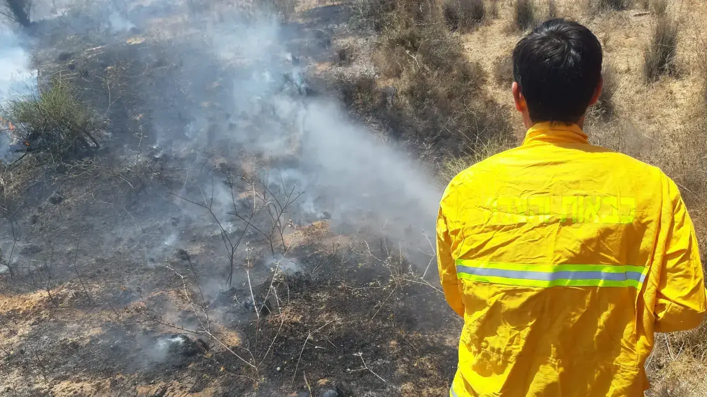 כוחות כיבוי פועלים בעקבות שריפה בעקבות בלוני תבערה מרצועת עזה ביער כיסופים11 באוגוסט 2020 כוחות כיבוי פועלים בעקבות שריפה בעקבות בלוני תבערה מרצועת עזה ביער כיסופים11 באוגוסט 2020
