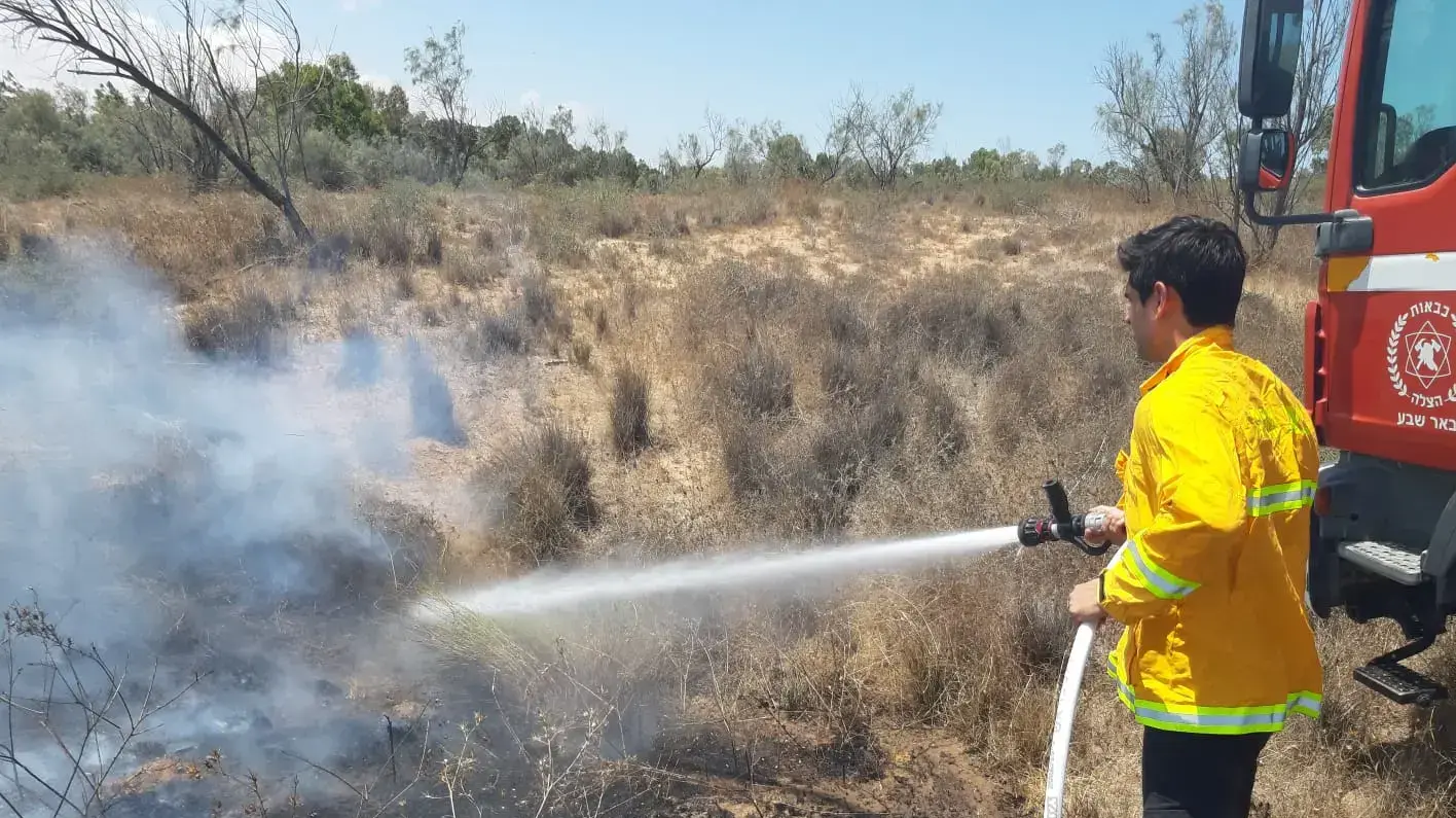 כוחות כיבוי פועלים בעקבות שריפה בעקבות בלוני תבערה מרצועת עזה ביער כיסופים11 באוגוסט 2020 כוחות כיבוי פועלים בעקבות שריפה בעקבות בלוני תבערה מרצועת עזה ביער כיסופים11 באוגוסט 2020