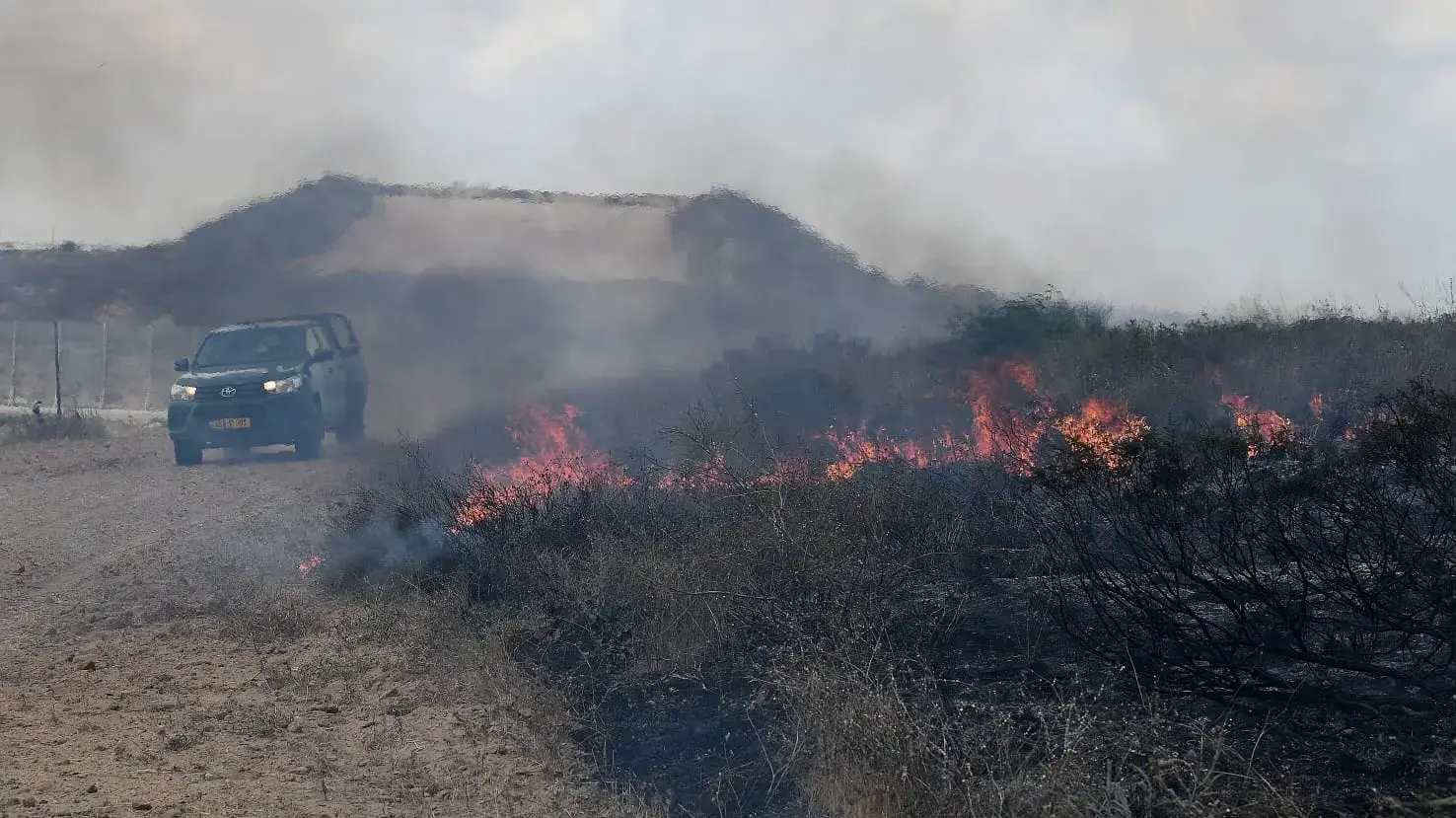 כוחות כיבוי פועלים בעקבות שריפה בעקבות בלוני תבערה מרצועת עזה לשדות ארז 11 באוגוסט 2020 כוחות כיבוי פועלים בעקבות שריפה בעקבות בלוני תבערה מרצועת עזה לשדות ארז 11 באוגוסט 2020