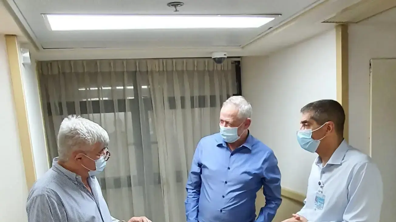 שר הביטחון בני גנץ התקבל בבית החולים שיבא תל השומר להכנות לקראת הניתוח בגבו ש. את פניו קיבלו מנהל המרכז הרפואי פרופ׳ יצחק קרייס וד״ר משה לווינקוף מנהל החטיבה האורטופדית במרכז. 11 באוגוסט 2020 שר הביטחון בני גנץ התקבל בבית החולים שיבא תל השומר להכנות לקראת הניתוח בגבו ש. את פניו קיבלו מנהל המרכז הרפואי פרופ׳ יצחק קרייס וד״ר משה לווינקוף מנהל החטיבה האורטופדית במרכז. 11 באוגוסט 2020
