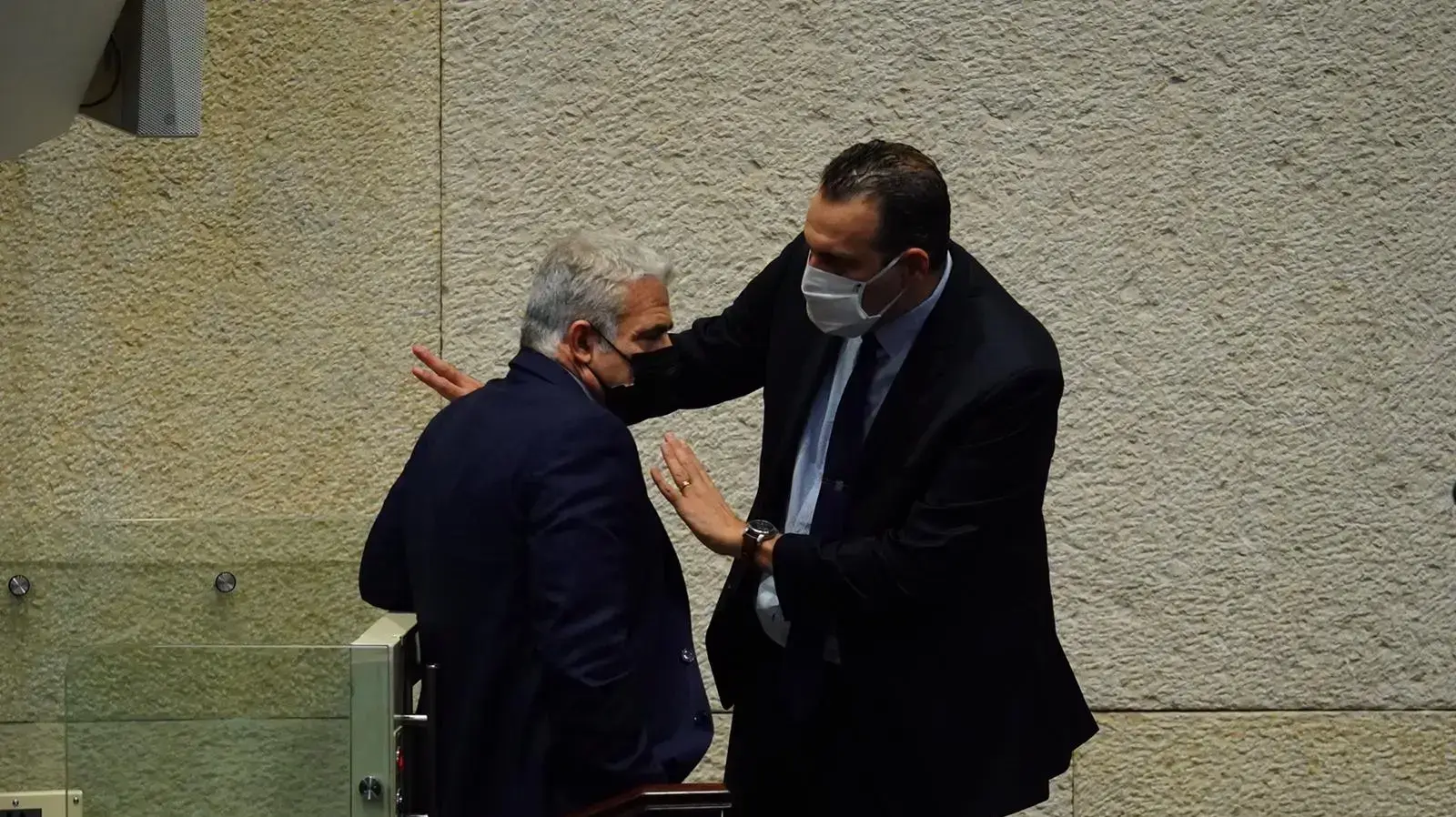 מיקי זוהר ויאיר לפיד בהצבעה על דחיית אישור התקציב,כנסת, 12 באוגוסט 2020 מיקי זוהר ויאיר לפיד בהצבעה על דחיית אישור התקציב,כנסת, 12 באוגוסט 2020