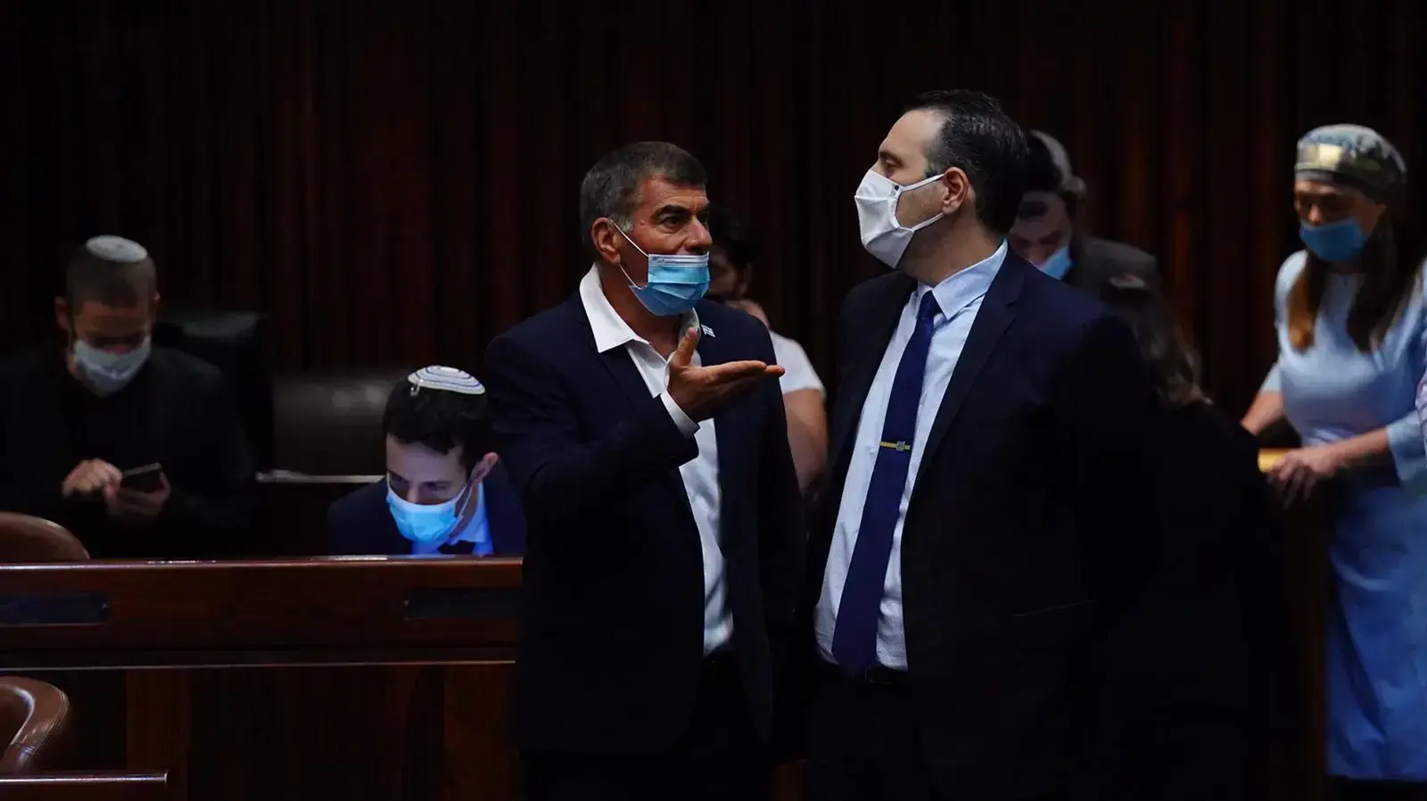מיקי זוהר וגבי אשכנזי בהצבעה על דחיית אישור התקציב,כנסת, 12 באוגוסט 2020 מיקי זוהר וגבי אשכנזי בהצבעה על דחיית אישור התקציב,כנסת, 12 באוגוסט 2020