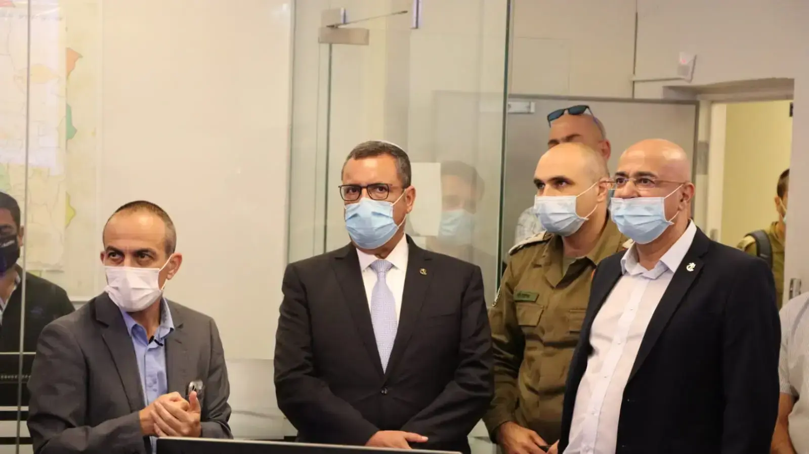 פרויקטור הקורונה, פרופ' רוני גמזו עם ראש עיריית ירושלים משה ליאון בעיריית ירושלים, 12 באוגוסט 2020 פרויקטור הקורונה, פרופ' רוני גמזו עם ראש עיריית ירושלים משה ליאון בעיריית ירושלים, 12 באוגוסט 2020