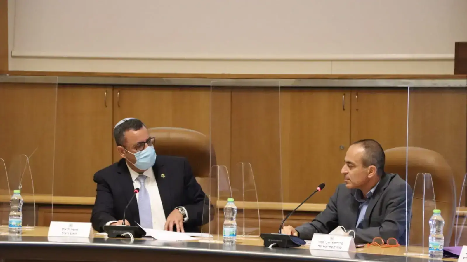 פרויקטור הקורונה, פרופ' רוני גמזו עם ראש עיריית ירושלים משה ליאון בעיריית ירושלים, 12 באוגוסט 2020 פרויקטור הקורונה, פרופ' רוני גמזו עם ראש עיריית ירושלים משה ליאון בעיריית ירושלים, 12 באוגוסט 2020
