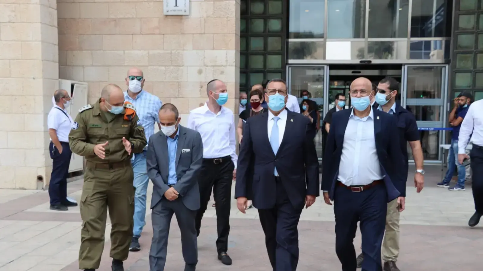 פרויקטור הקורונה, פרופ' רוני גמזו עם ראש עיריית ירושלים משה ליאון בעיריית ירושלים, 12 באוגוסט 2020 פרויקטור הקורונה, פרופ' רוני גמזו עם ראש עיריית ירושלים משה ליאון בעיריית ירושלים, 12 באוגוסט 2020