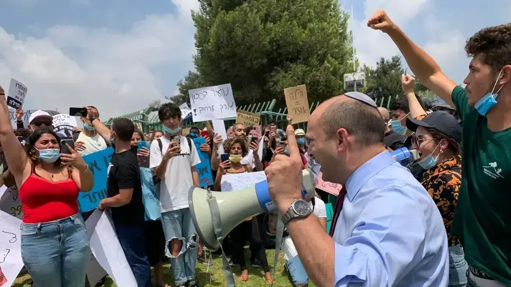 נפתלי בנט בהפגנה נגד הכוונה לסגור את תכנית היל"ה, כנסת 12 באוגוסט 2020 נפתלי בנט בהפגנה נגד הכוונה לסגור את תכנית היל"ה, כנסת 12 באוגוסט 2020