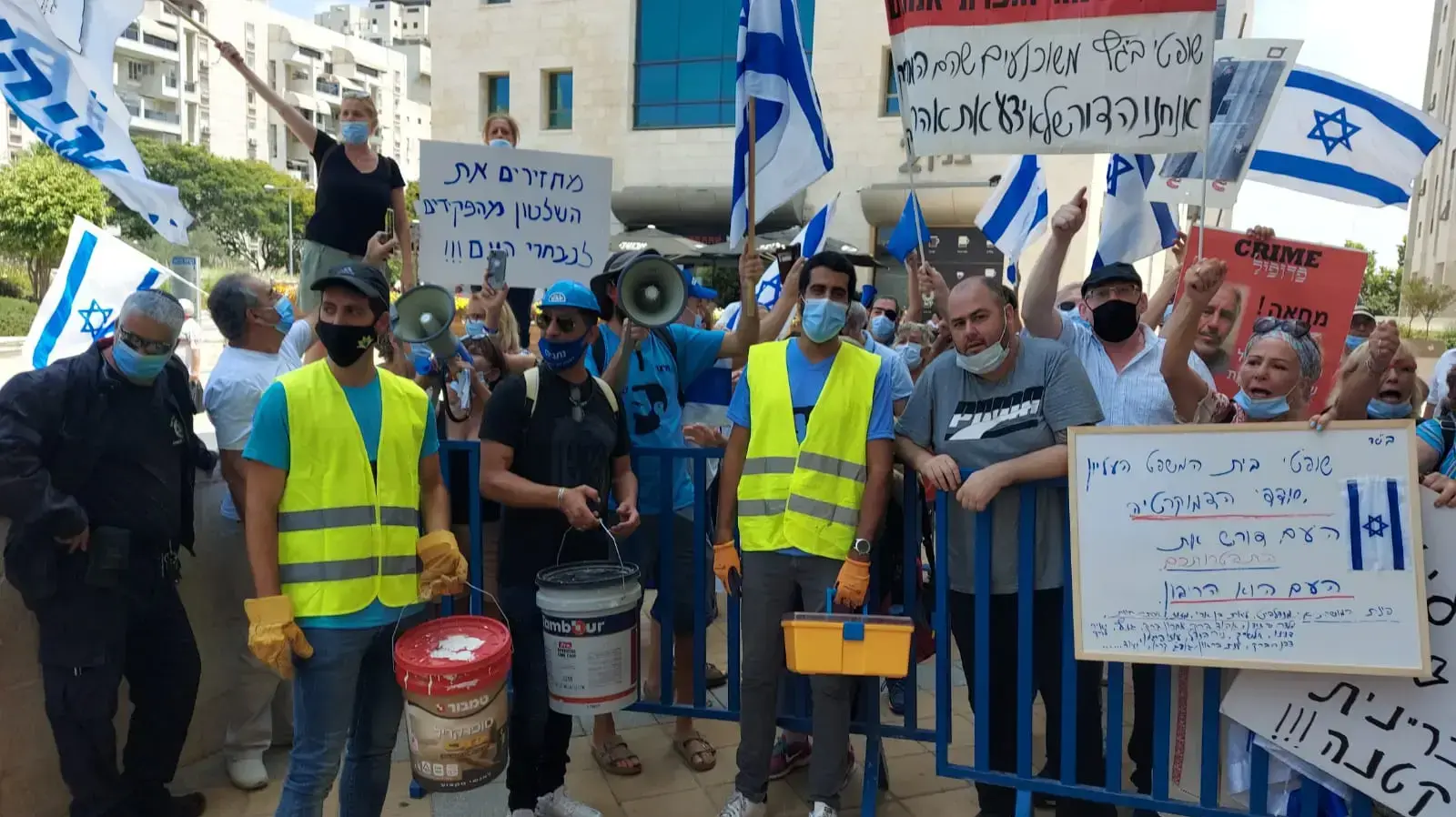 פעילי ימין מפגינים נגד התובעת ליאת בן ארי, מחוץ לביהמ"ש השלום בראשל"צ. 12 באוגוסט 2020 פעילי ימין מפגינים נגד התובעת ליאת בן ארי, מחוץ לביהמ"ש השלום בראשל"צ. 12 באוגוסט 2020