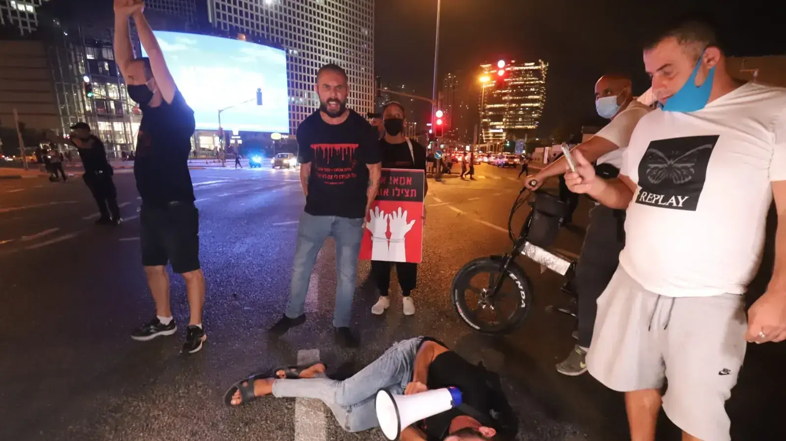 הפגנת הורים במחאה על האלימות כנגד פעוטות בגנים, צומת עזריאלי, תל אביב 12 באוגוסט 2020
הפגנת הורים במחאה על האלימות כנגד פעוטות בגנים, צומת עזריאלי, תל אביב 12 באוגוסט 2020