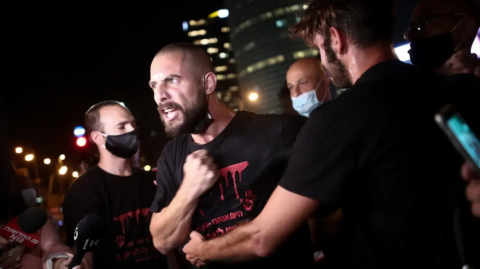 הפגנת הורים במחאה על האלימות כנגד פעוטות בגנים, צומת עזריאלי, תל אביב 12 באוגוסט 2020
הפגנת הורים במחאה על האלימות כנגד פעוטות בגנים, צומת עזריאלי, תל אביב 12 באוגוסט 2020