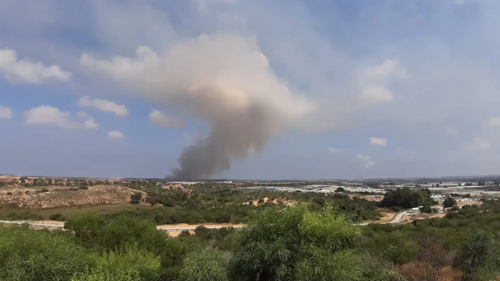 עשן מיתמר סמוך לנתיב העשרה, עוטף עזה, 13 באוגוסט 2020 עשן מיתמר סמוך לנתיב העשרה, עוטף עזה, 13 באוגוסט 2020