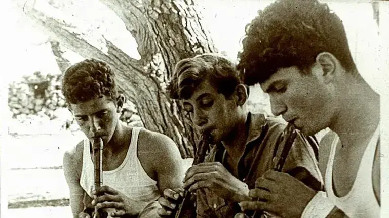 אורי דינור- שלושת הנערים המחללים (דינור במרכז) מארכיון משמר העמק, 1951 אורי דינור- שלושת הנערים המחללים (דינור במרכז) מארכיון משמר העמק, 1951
