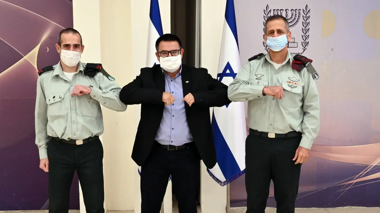 טקס חילופי הצנזור הצבאי הראשי. בתמונה (מימין לשמאל): הרמטכ"ל אביב כוכבי, השר מיכאל ביטון והצנזור הנכנס תא"ל דורון בן ברק. 13 באוגוסט 2020 טקס חילופי הצנזור הצבאי הראשי. בתמונה (מימין לשמאל): הרמטכ"ל אביב כוכבי, השר מיכאל ביטון והצנזור הנכנס תא"ל דורון בן ברק. 13 באוגוסט 2020