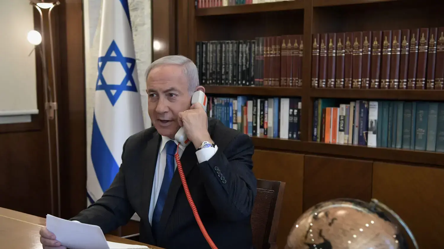 ראש הממשלה בנימין נתניהו, במהלך שיחת טלפון בלשכתו עם נשיא ארה"ב, דונלד טראמפ ויורש העצר של איחוד האמירויות, השייח מוחמד בן- זיאד 13 באוגוסט 2020 ראש הממשלה בנימין נתניהו, במהלך שיחת טלפון בלשכתו עם נשיא ארה"ב, דונלד טראמפ ויורש העצר של איחוד האמירויות, השייח מוחמד בן- זיאד 13 באוגוסט 2020