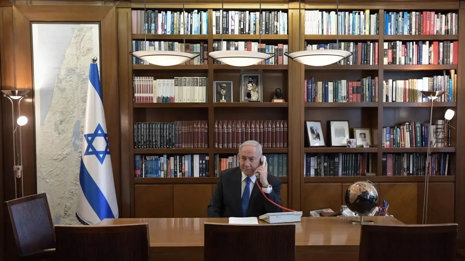 ראש הממשלה בנימין נתניהו, במהלך שיחת טלפון בלשכתו עם נשיא ארה"ב, דונלד טראמפ ויורש העצר של איחוד האמירויות, השייח מוחמד בן- זיאד 13 באוגוסט 2020 ראש הממשלה בנימין נתניהו, במהלך שיחת טלפון בלשכתו עם נשיא ארה"ב, דונלד טראמפ ויורש העצר של איחוד האמירויות, השייח מוחמד בן- זיאד 13 באוגוסט 2020