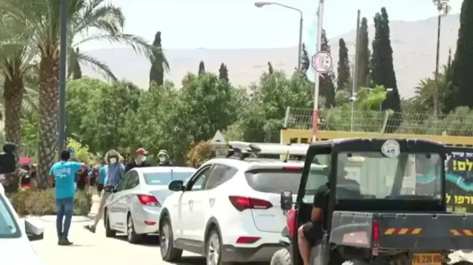 אנשי קבוצת "משחררים את האסי" מוחים מול שער קיבוץ ניר דוד, 14 באוגוסט 2020 אנשי קבוצת "משחררים את האסי" מוחים מול שער קיבוץ ניר דוד, 14 באוגוסט 2020