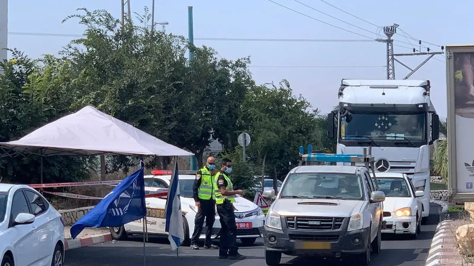 שוטרים מבצעים אכיפה למגבלות הקורונה בכניסה לירכא. 14 באוגוסט 2020. שוטרים מבצעים אכיפה למגבלות הקורונה בכניסה לירכא. 14 באוגוסט 2020.