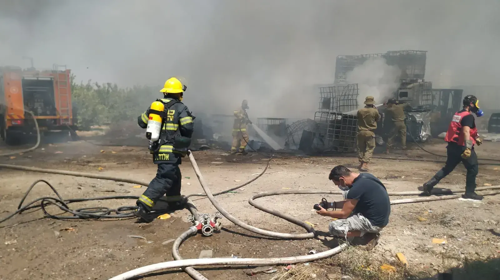 צוותי כיבוי והצלה פועלים לכיבוי שריפות במועצה האזורית שדות נגב ברצועת עזה. 14 באוגוסט 2020 צוותי כיבוי והצלה פועלים לכיבוי שריפות במועצה האזורית שדות נגב ברצועת עזה. 14 באוגוסט 2020