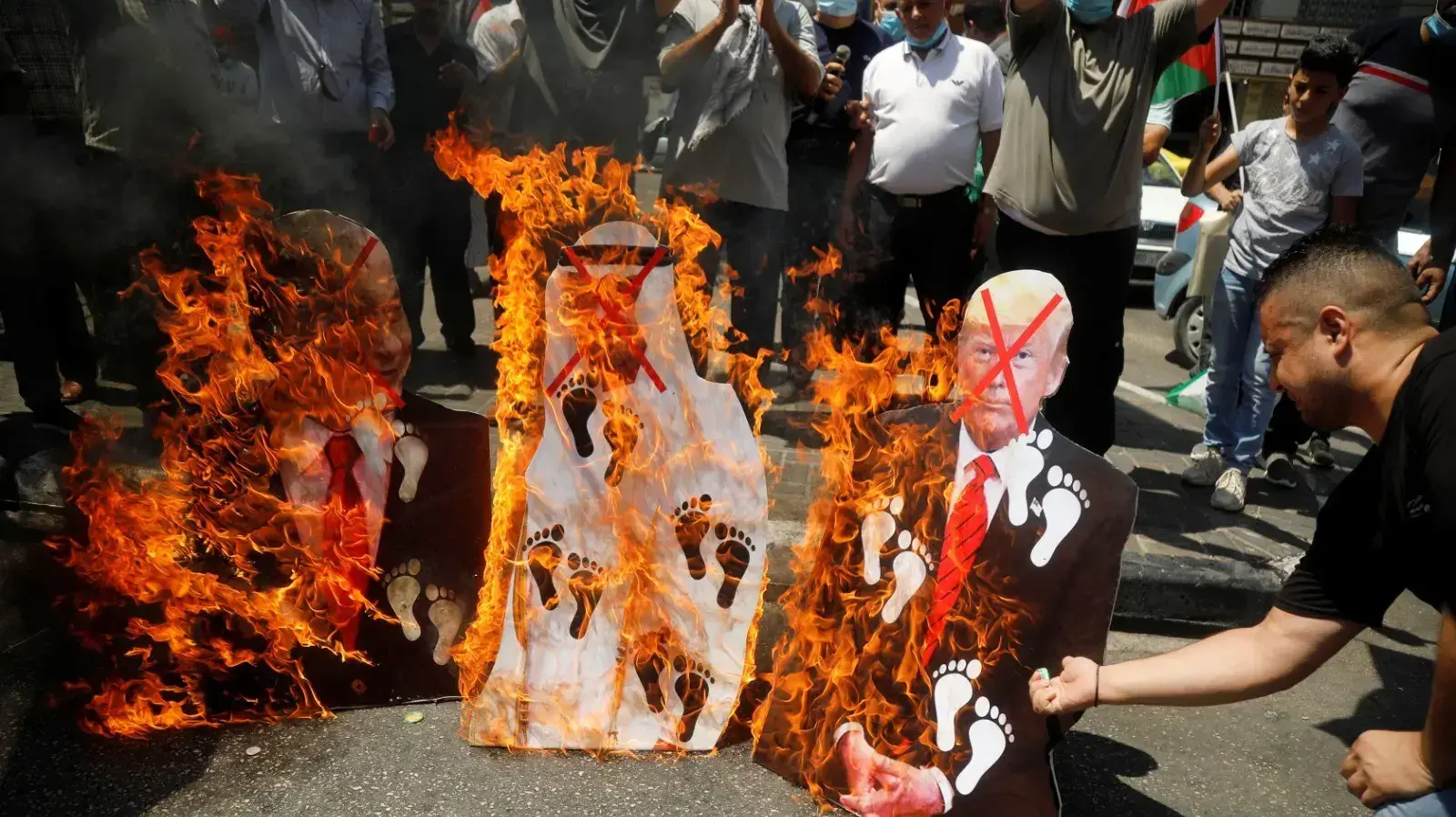 פלסטינים שורפים תמונות של דונלד טראמפ, בנימין נתניהו ושל מוחמד בן זאיד בעיר שכם, 14 באוגוסט 2020 פלסטינים שורפים תמונות של דונלד טראמפ, בנימין נתניהו ושל מוחמד בן זאיד בעיר שכם, 14 באוגוסט 2020