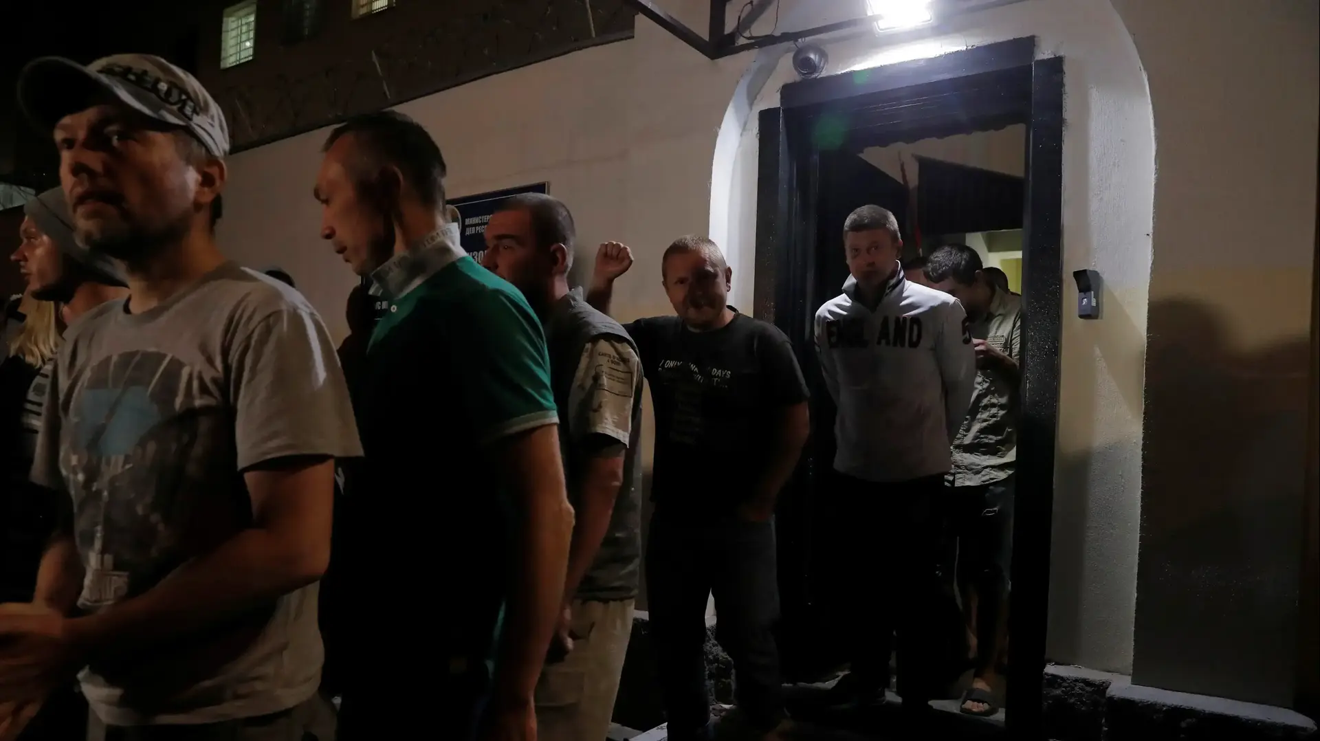 גברים משוחררים ממעצר בעקבות הפגנות נגד תוצאות הבחירות לנשיאות. מינסק, בלארוס. 14 באוגוסט 2020
