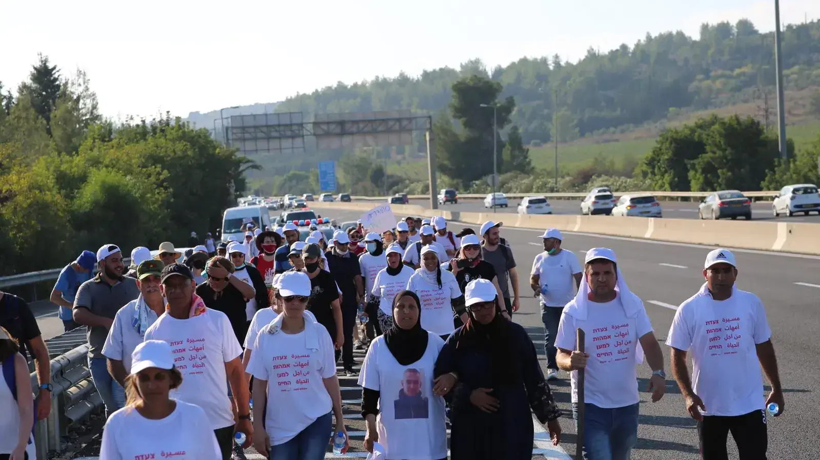 עשרות מפגינים חוסמים את כביש 1 בשער הגיא לכיוון ירושלים. זאת, כחלק מצעדת האימהות השכולות למען החיים בשל האלימות הגוברות בחברה הערבית. 15 באוגוסט 2020 עשרות מפגינים חוסמים את כביש 1 בשער הגיא לכיוון ירושלים. זאת, כחלק מצעדת האימהות השכולות למען החיים בשל האלימות הגוברות בחברה הערבית. 15 באוגוסט 2020