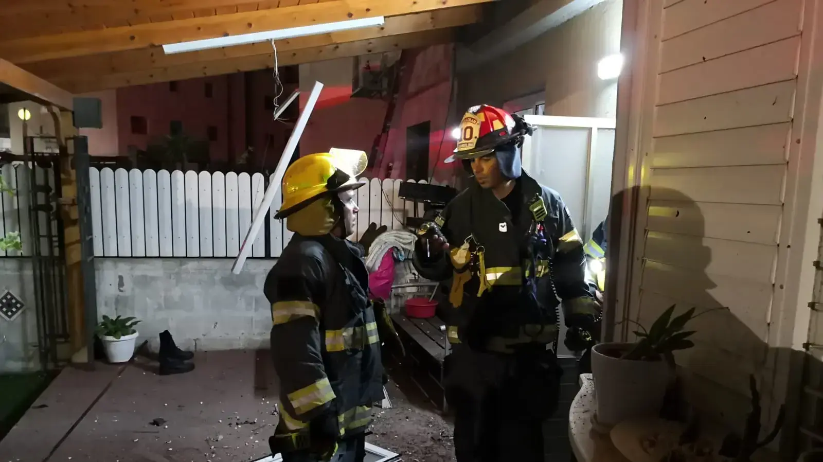 מכבי אש בזירת נפילת הרסיס בבית בשדרות - 16 לאוגוסט 2020 מכבי אש בזירת נפילת הרסיס בבית בשדרות - 16 לאוגוסט 2020