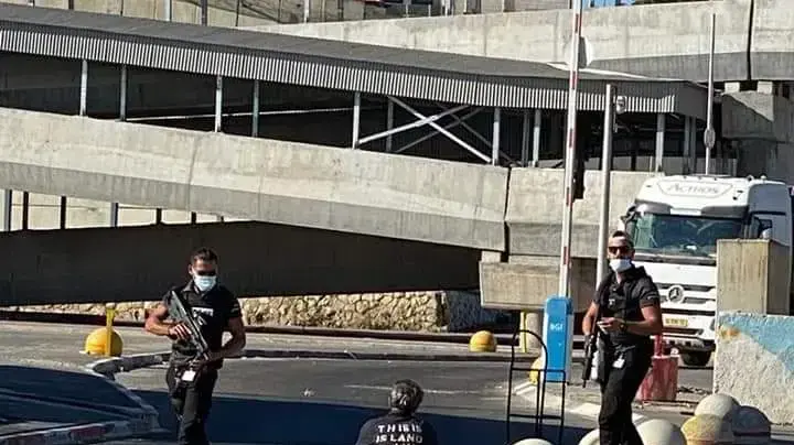 מאבטחים ירו ופצעו פלסטיני בעל לקות שמיעה בקלנדיה לאחר שלא נשמע לקריאותיהם, 17 באוגוסט 2020