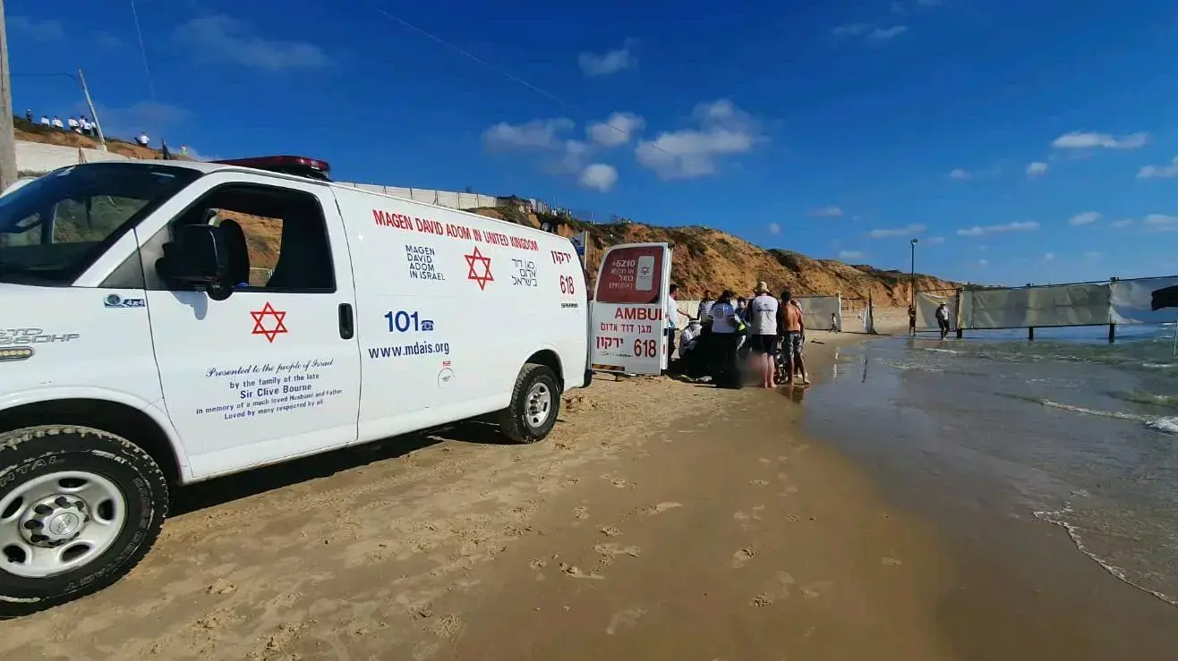 הזירה בה גבר כבן 50 טבע בחוף הנפרד בהרצליה. הוא נמשה מן המים ומצבו מוגדר אנוש. 17 באוגוסט 2020 הזירה בה גבר כבן 50 טבע בחוף הנפרד בהרצליה. הוא נמשה מן המים ומצבו מוגדר אנוש. 17 באוגוסט 2020