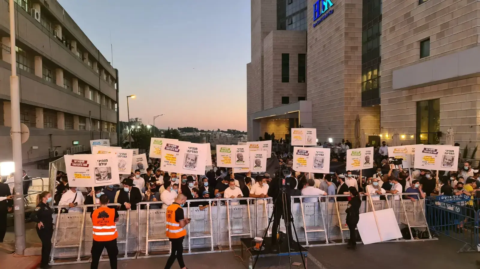 הפגנה מול בניין תאגיד כאן בירושלים נגד תכנית הסאטירה "היהודים באים" הפגנה מול בניין תאגיד כאן בירושלים נגד תכנית הסאטירה "היהודים באים"