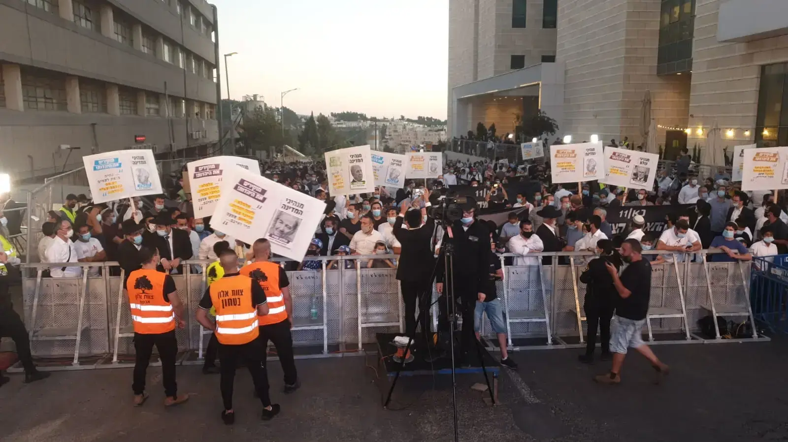 הפגנה מול בניין תאגיד כאן בירושלים נגד תכנית הסאטירה "היהודים באים" הפגנה מול בניין תאגיד כאן בירושלים נגד תכנית הסאטירה "היהודים באים"