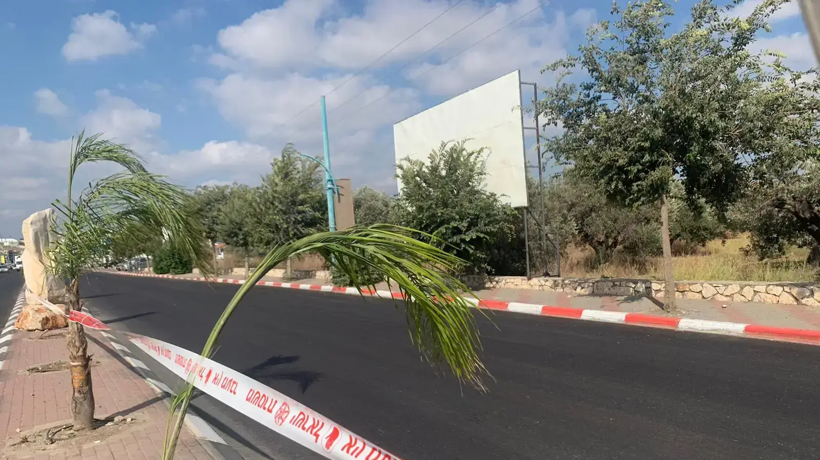 סרטי הסימון שנותרו לאחר הסרת המחסומים בכניסה לירכא, 18 באוגוסט 2020 סרטי הסימון שנותרו לאחר הסרת המחסומים בכניסה לירכא, 18 באוגוסט 2020