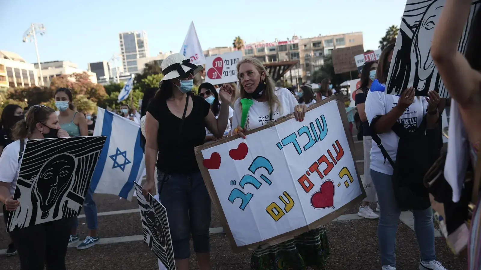 הפגנה נגד סגירת תכנית קרן קרב, כיכר רבין תל אביב, 19 באוגוסט 2020 הפגנה נגד סגירת תכנית קרן קרב, כיכר רבין תל אביב, 19 באוגוסט 2020