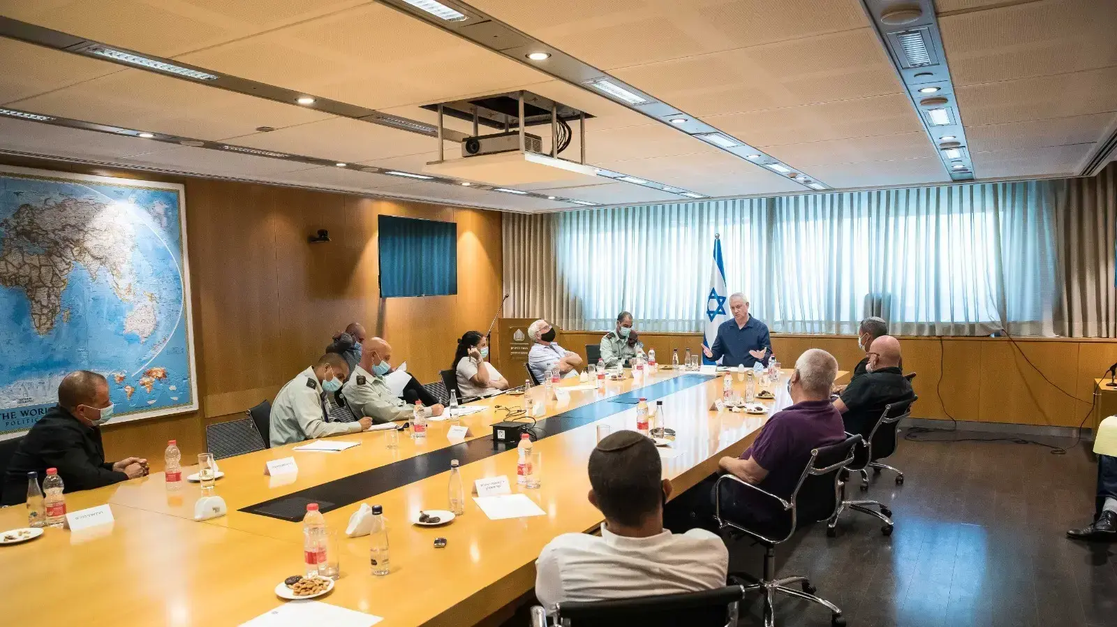 שר הביטחון בני גנץ נפגש בלשכתו עם ראשי רשויות מהדרום.
במפגש השתתפו שר החקלאות ותושב העוטף אלון שוסטר, מפקד אוגדת עזה תא"ל נמרוד אלוני , ראש עיריית שדרות אלון דוידי, ראש עיריית אשקלון תומר גלאם, ראש מועצת שער הנגב אופיר ליבשטיין, ראש מועצת אשכול גדי ירקוני, וראש מועצת חוף אשקלון איתמר רביבו. שר הביטחון בני גנץ נפגש בלשכתו עם ראשי רשויות מהדרום.
במפגש השתתפו שר החקלאות ותושב העוטף אלון שוסטר, מפקד אוגדת עזה תא"ל נמרוד אלוני , ראש עיריית שדרות אלון דוידי, ראש עיריית אשקלון תומר גלאם, ראש מועצת שער הנגב אופיר ליבשטיין, ראש מועצת אשכול גדי ירקוני, וראש מועצת חוף אשקלון איתמר רביבו.