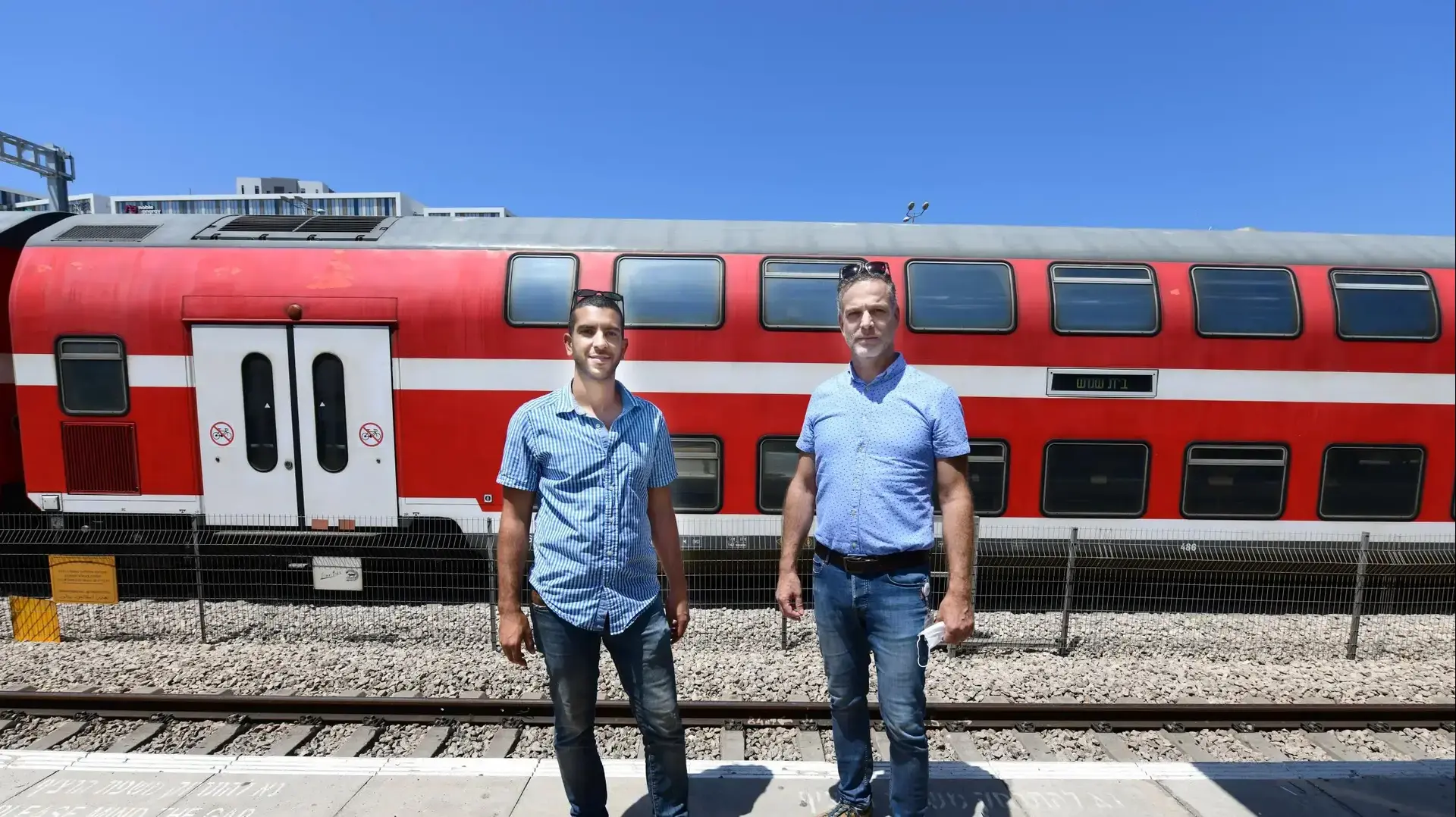 תחנת רכבת הרצליה- מימין שחר שוורץ ואביהו יצהרי תחנת רכבת הרצליה- מימין שחר שוורץ ואביהו יצהרי