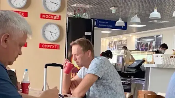 אלכסיי נבלני שותה תה בנמל תעופה בסיביר, רוסיה, 19 באוגוסט 2020 אלכסיי נבלני שותה תה בנמל תעופה בסיביר, רוסיה, 19 באוגוסט 2020