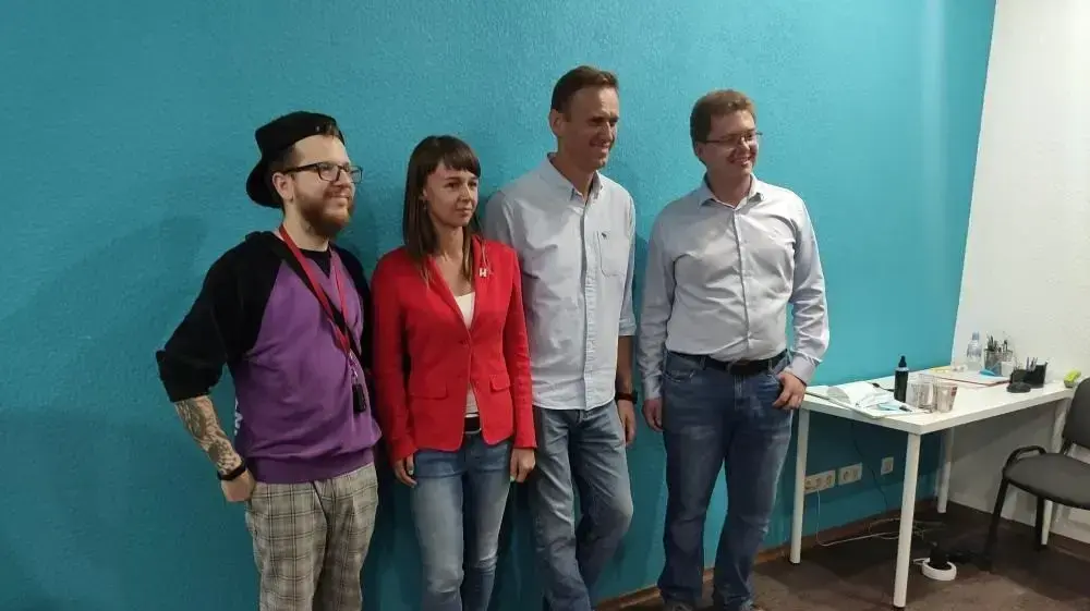 אלכסיי נבלני, שני מימין, עם קבוצת תומכים בעיר טומסק, רוסיה, 19 באוגוסט 2020 אלכסיי נבלני, שני מימין, עם קבוצת תומכים בעיר טומסק, רוסיה, 19 באוגוסט 2020