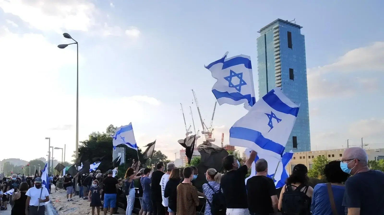 מפגינים נגד נתניהו בגשר ההלכה, 22 אוגוסט 2020 מפגינים נגד נתניהו בגשר ההלכה, 22 אוגוסט 2020