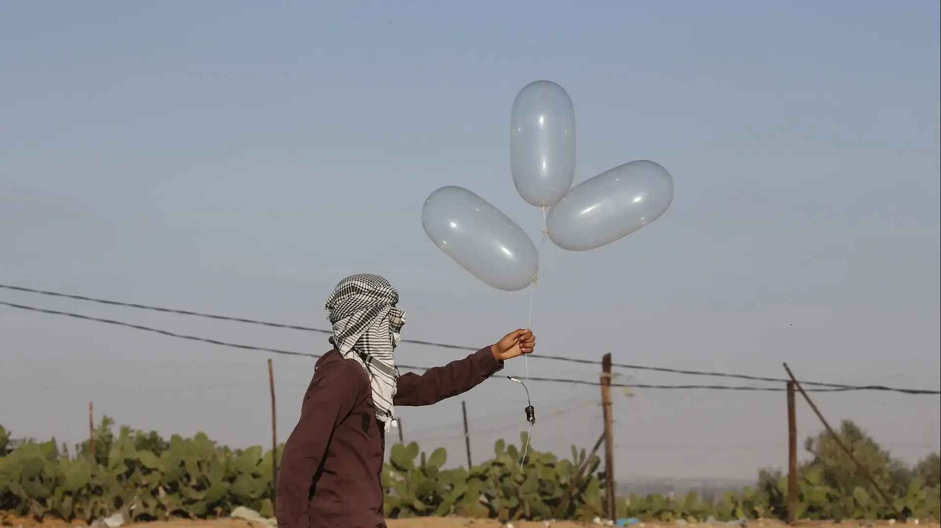 הכנות להפרחת בלוני תבערה, סמוך לרפיח, 21 באוגוסט 2020 הכנות להפרחת בלוני תבערה, סמוך לרפיח, 21 באוגוסט 2020