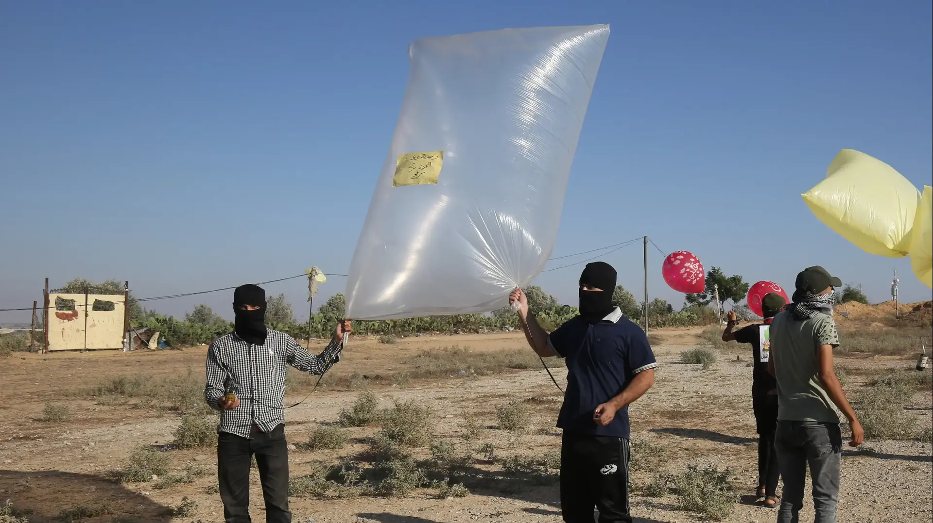 הכנות להפרחת בלוני תבערה, סמוך לרפיח, 21 באוגוסט 2020 הכנות להפרחת בלוני תבערה, סמוך לרפיח, 21 באוגוסט 2020
