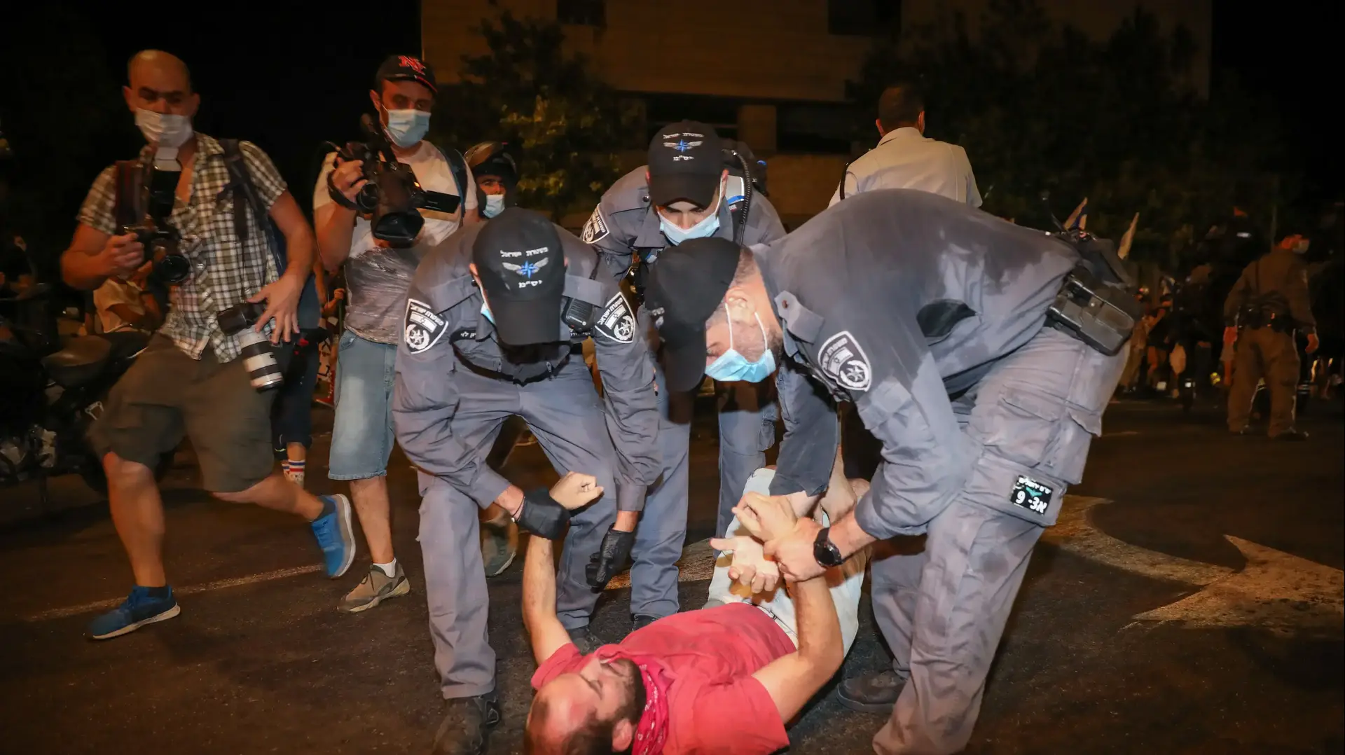 מעצר מפגין במהלך המחאה נגד ראש הממשלה, כיכר פריז ירושלים, 22 באוגוסט 2020 מעצר מפגין במהלך המחאה נגד ראש הממשלה, כיכר פריז ירושלים, 22 באוגוסט 2020