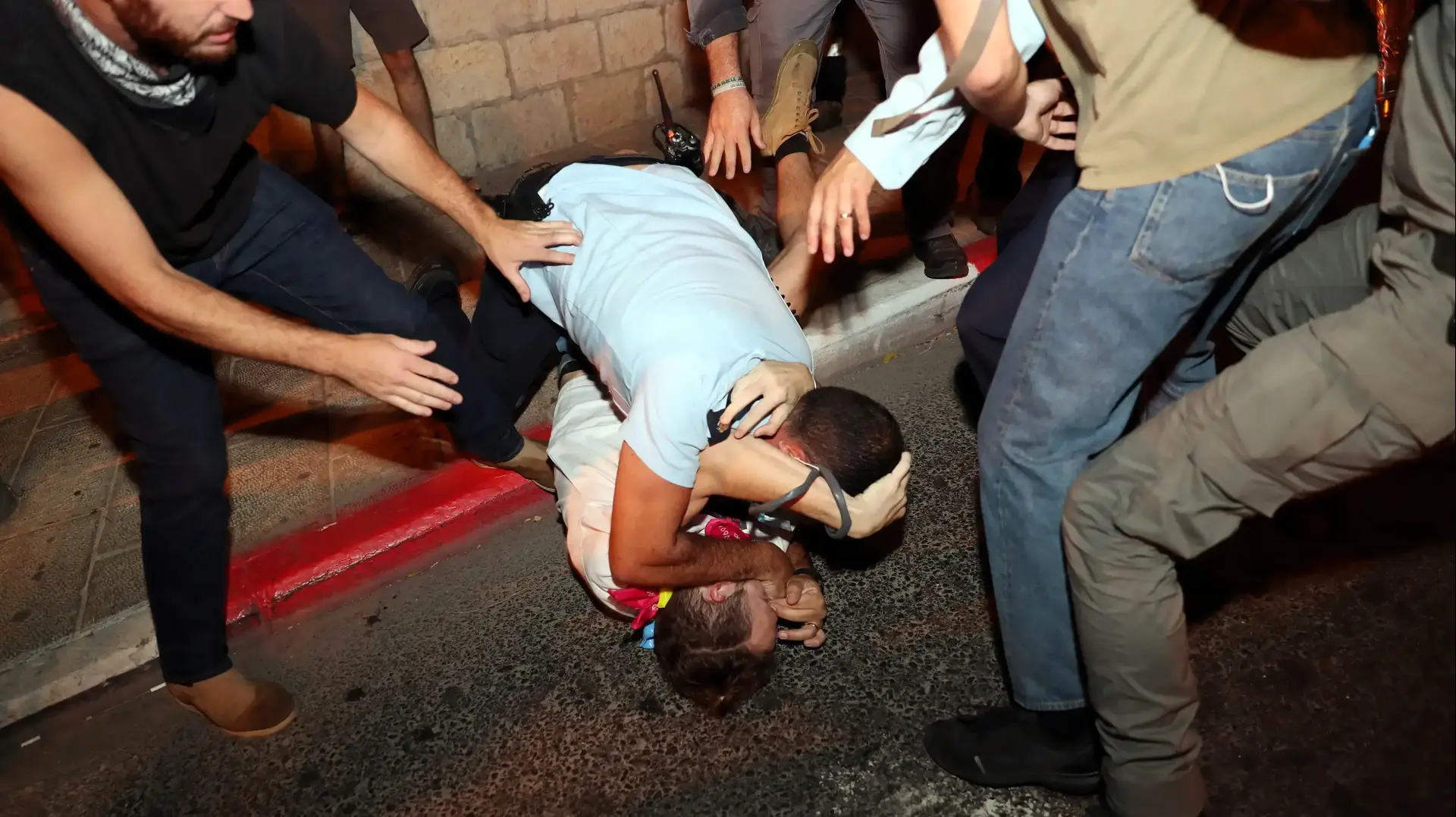 מעצר מפגין במהלך המחאה נגד ראש הממשלה, כיכר פריז ירושלים, 22 באוגוסט 2020