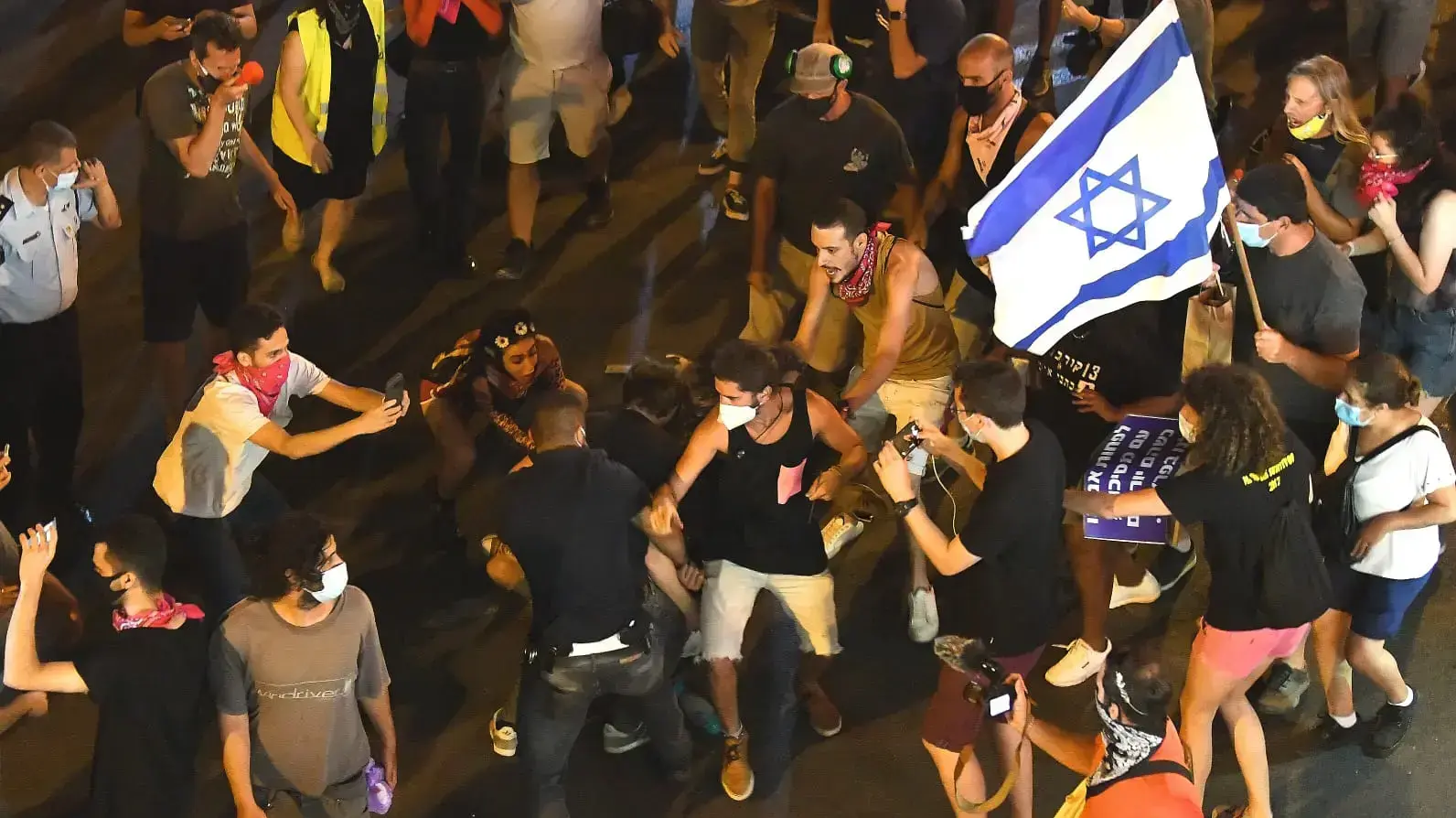 עימותים במהלך המחאה נגד ראש הממשלה, כיכר פריז ירושלים, 22 באוגוסט 2020 עימותים במהלך המחאה נגד ראש הממשלה, כיכר פריז ירושלים, 22 באוגוסט 2020