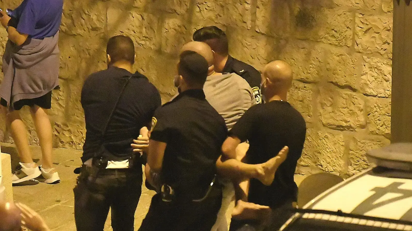 מעצר מפגין במהלך המחאה נגד ראש הממשלה, כיכר פריז ירושלים, 22 באוגוסט 2020 מעצר מפגין במהלך המחאה נגד ראש הממשלה, כיכר פריז ירושלים, 22 באוגוסט 2020